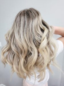 Analisi del colore e capelli: la guida armocromatica per la colorazione dei capelli 3 Donna estate