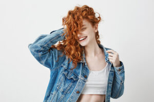 Analisi del colore e capelli: la guida armocromatica per la colorazione dei capelli 5 Donna primavera